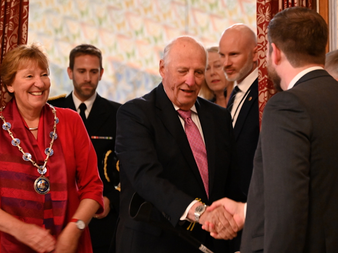 Kong Harald hilser på generalsekretær Tor Anders Bekken Martinsen. Foto: Sven Gj. Gjeruldsen, Det kongelige hoff